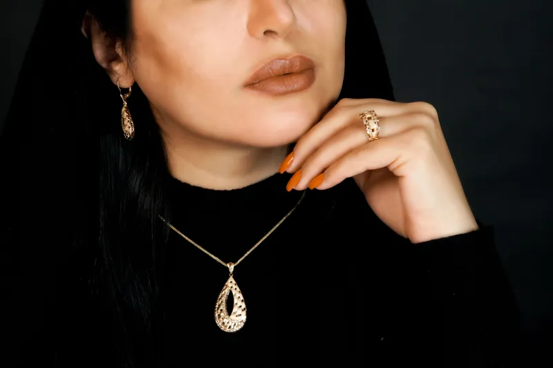 Cleaning the Jewelry: Removing Imperfections for a Flawless Finish